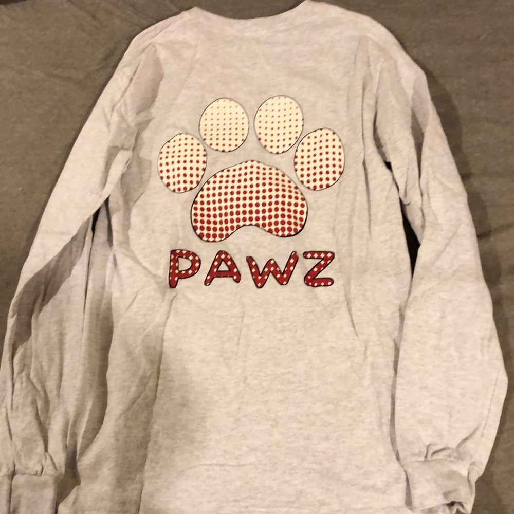 A women’s Pawz shirt